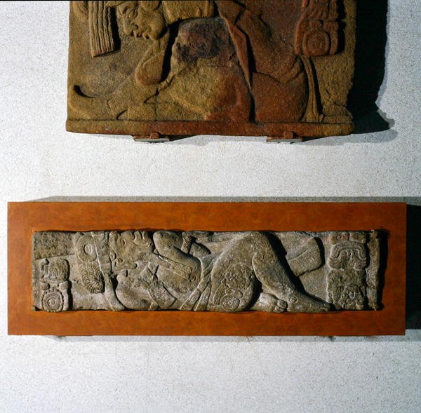 Lintel 27 de Tonina, Chiapas, México, Período Clássico Final (600-900 d.C.) (pedra) de Mayan Mayan