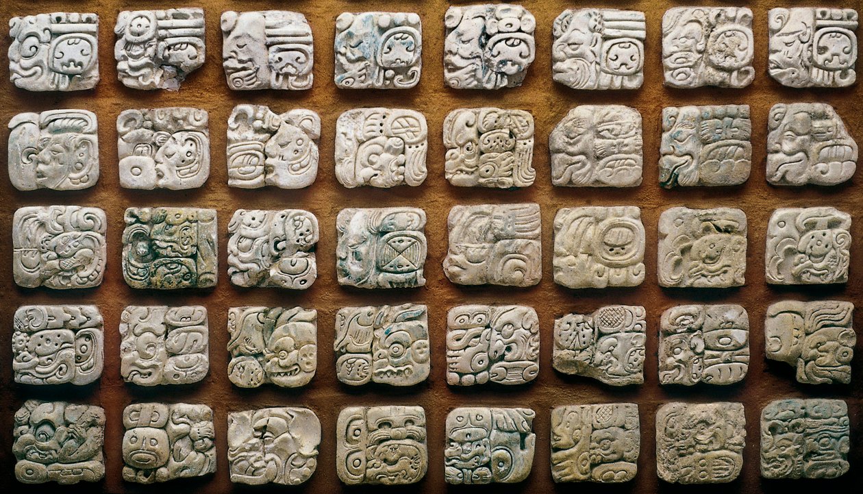 Calendário Maya (320-1697) composto por diferentes glifos (pedras gravadas) de Mayan Mayan