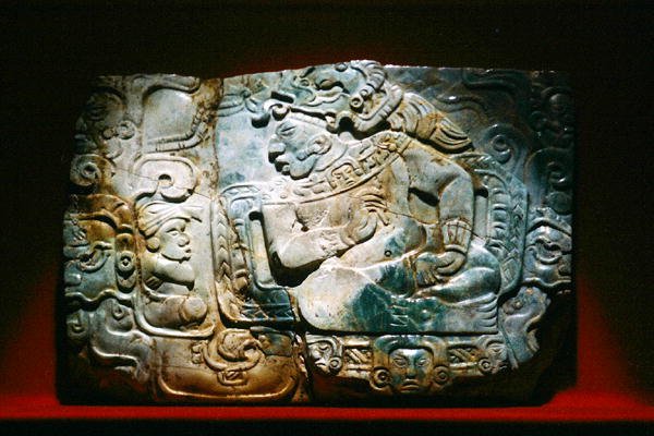 Peitoral do Rei e Cortesão, de Nebaj, Guatemala, Período Clássico (jade) de Mayan Mayan