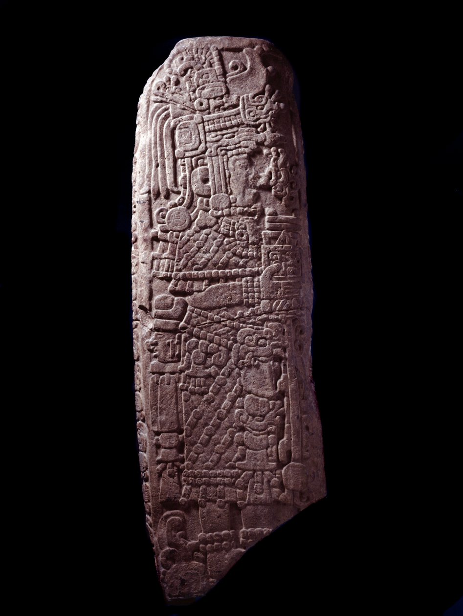 Arte pré-colombiana, civilização Maia, período clássico inicial: estela de pedra 5 de El Zapote, Peten, Guatemala. Sol. h. 127 cm Guatemala, Museo Nazionale di Archeologia e Etnologia - Arte Pré-colombiana, civilização Maia, período clássico (c. 250 a 900  de Mayan Mayan
