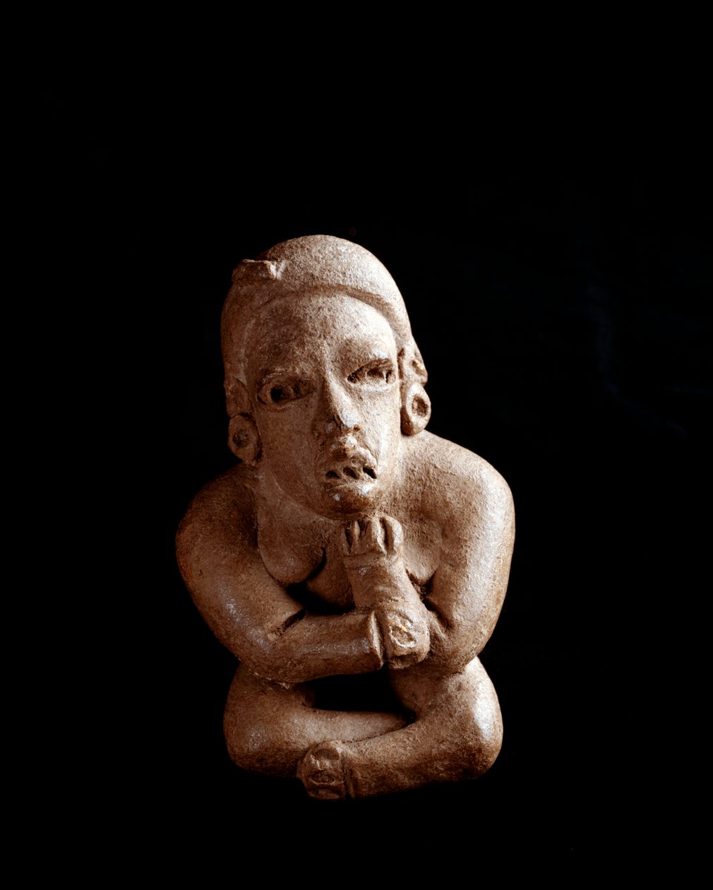 Arte pré-colombiana, civilização Maia, período pré-clássico: estatueta de barro representando uma mulher sentada, braços e pernas cruzados. de San Agustín Acasaguastlan El Progeso, Guatemala. Dim. 10,7 cm Cidade da Guatemala, Museo Nazionale di Archeologia de Mayan Mayan