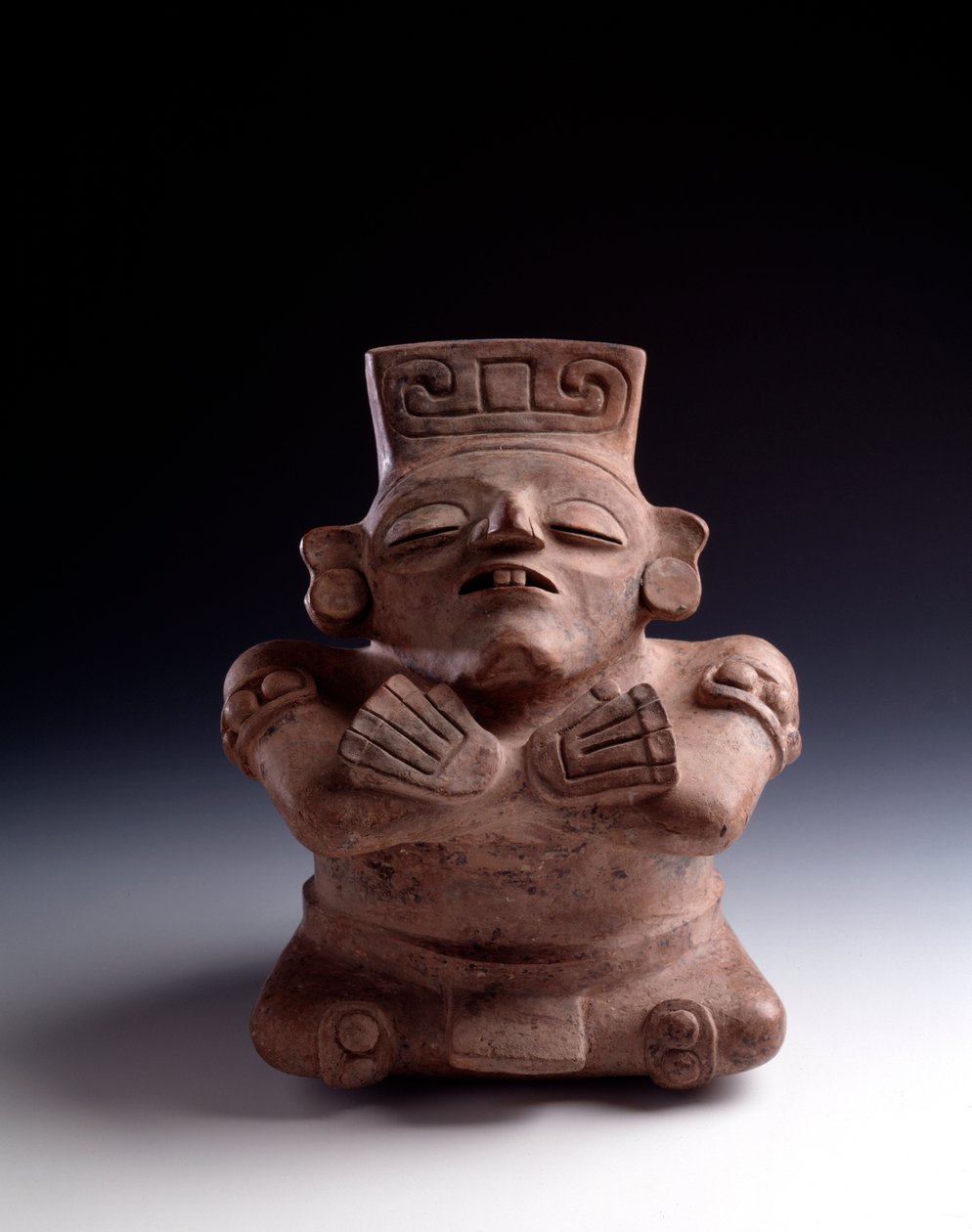 Arte pré-colombiana, civilização Maia, período clássico: vaso de barro antropomórfico representando um personagem sentado, pernas e braços cruzam o rosto virados para cima. De La Lagunita, Quiche, Guatemala Sol. h. 25 x largura 21,5 cm Guatemala, Museo Naz de Mayan Mayan