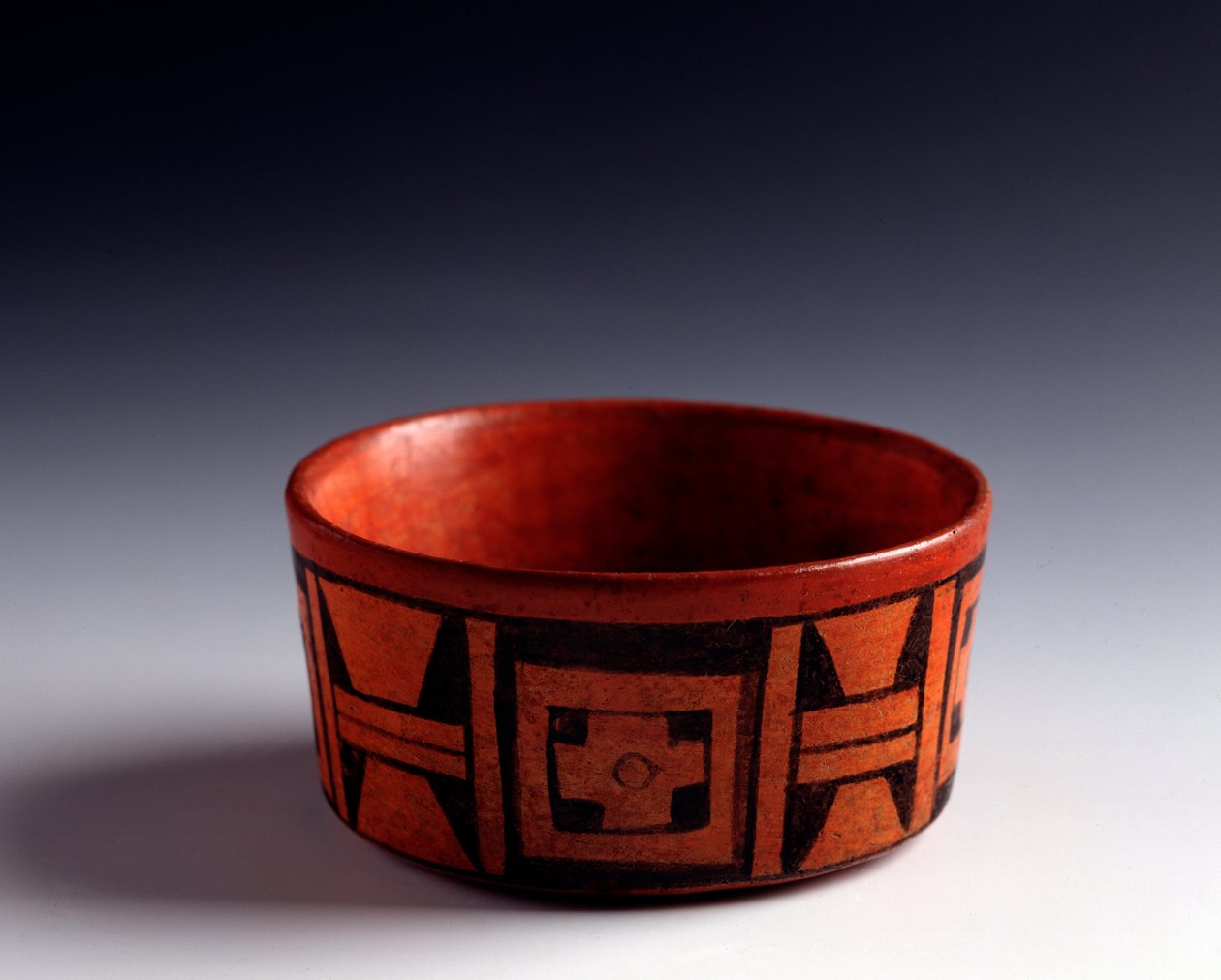 Arte pré-colombiana, civilização Maia, período clássico: corte de argila Bicromática decorada com motivos geométricos. De Tikal, Quiche, Guatemala Sun. h. 5,7 x diam. 11,5 cm Guatemala, Museo Nazionale di Archeologia e Etnologia de Mayan Mayan