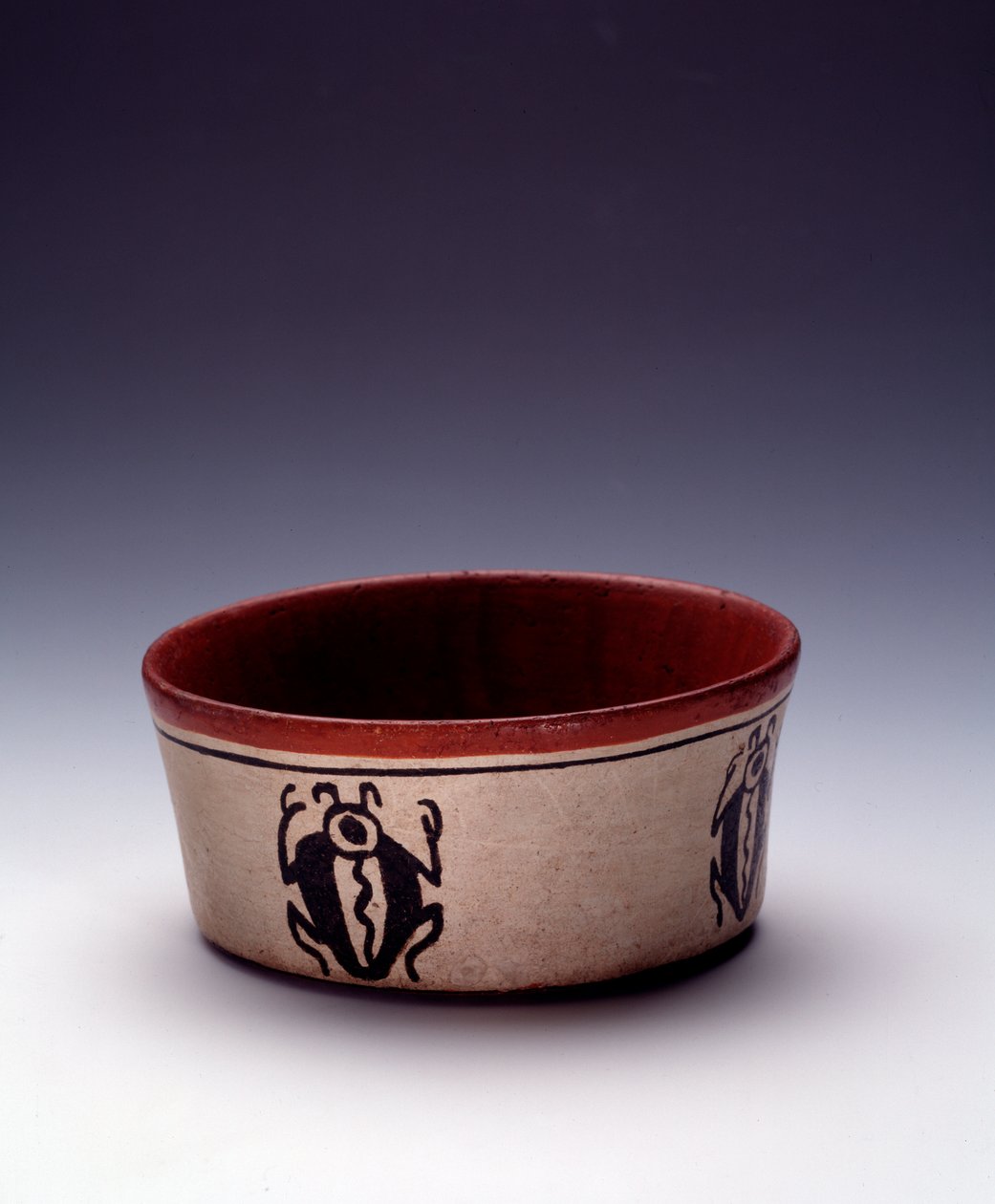 Arte pré-colombiana, civilização Maia, período clássico: decoração em barro policromado de coleópteros pretos. De Peten, Guatemala Sun. h. 5,8 x diam. 12,6 cm Guatemala, Museo Nazionale di Archeologia e Etnologia - Arte Pré-colombiana, Civilização Maia, Cl de Mayan Mayan