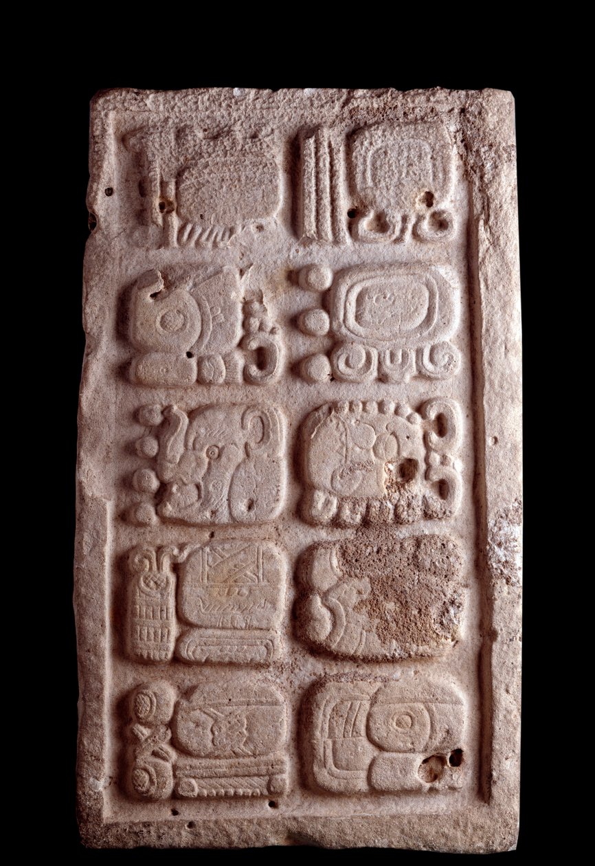 Arte pré-colombiana, civilização Maia, período clássico: fragmento de uma escada apresentando glifos em relevos inferiores. Dim. 35,5x61 cm Guatemala, Museo Nazionale di Archeologia e Etnologia - Arte Pré-colombiana, Civilização Maia, período clássico (c.  de Mayan Mayan