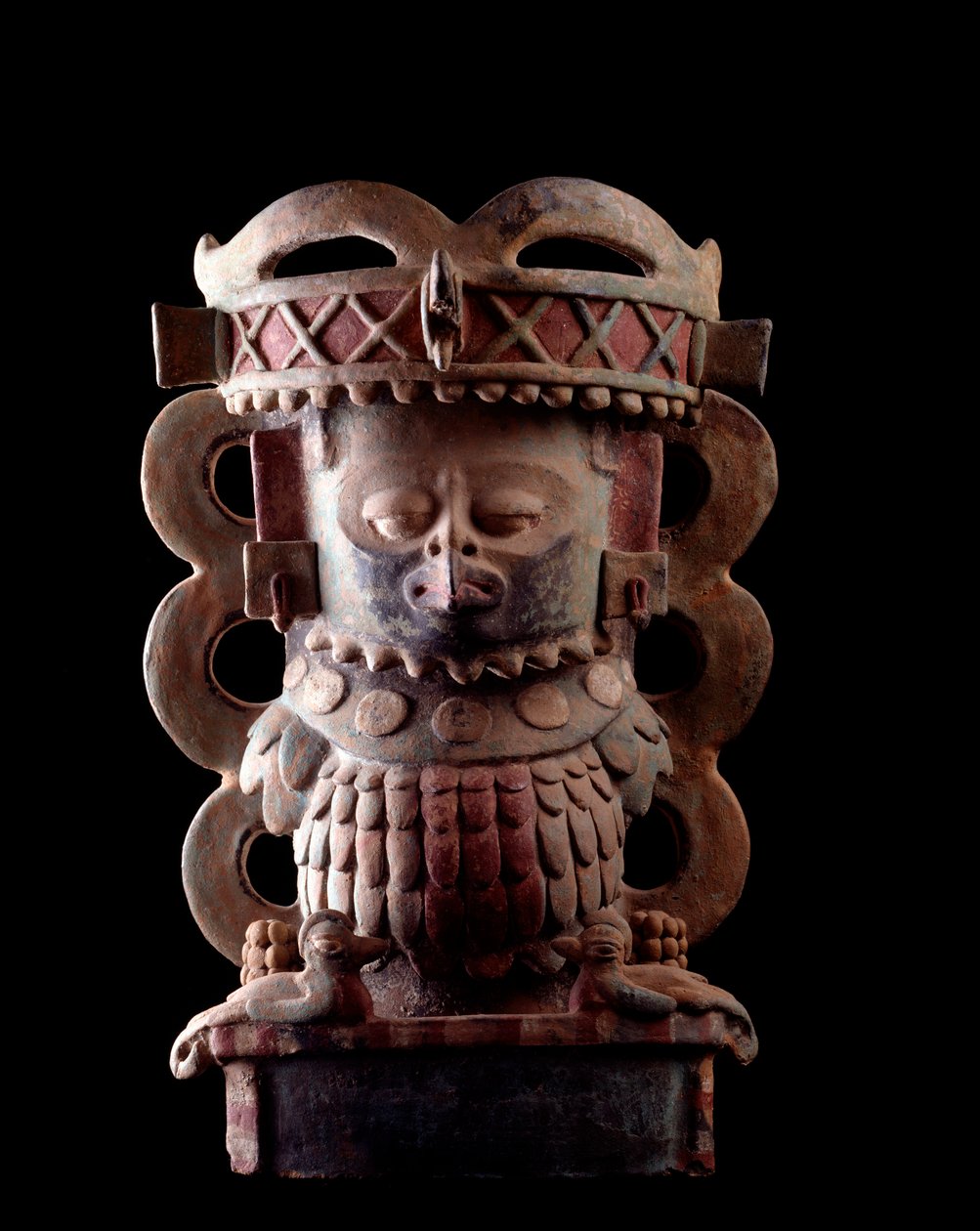 Arte pré-colombiana, civilização maia, período clássico: vaso de incenso em argila antropomórfica decora a representação de uma personagem usando uma máscara da ave quetzal. De Purulha, Guatemala Sol. h. 47 x largura 30 cm Guatemala, Museo Nazionale di Arc de Mayan Mayan