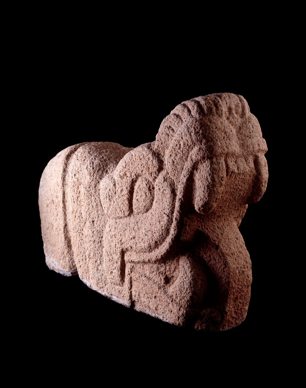 Arte pré-colombiana, civilização Maia, período clássico: tenon de pedra em forma de cobra com a boca bem aberta de Escuintla, Guatemala. Sol. h. 85 x121 cm Guatemala, Museo Nazionale di Archeologia e Etnologia - Arte Pré-colombiana, Civilização Maia, Cláss de Mayan Mayan