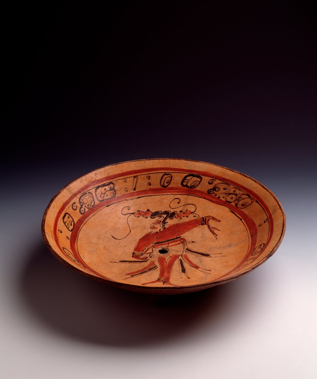 Arte pré-colombiana, civilização Maia, período clássico: vaso de tripé em barro pintado. De Peten, Guatemala. Sol. h. 7,7 x diam. 35,2 cm Cidade da Guatemala, Museo Nazionale di Archeologia e Etnologia. de Mayan Mayan