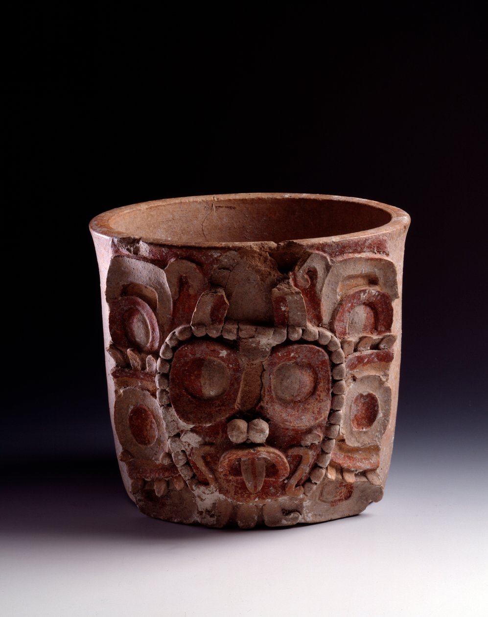 Arte pré-colombiana, civilização Maia, período clássico: vaso decorando a representação do deus solar. De Peten, Guatemala Sol. h. 22 x largura 25,4 cm Guatemala, Museo Nazionale di Archeologia e Etnologia - Arte Pré-Colombiana, Civilização Maia, Clas de Mayan Mayan