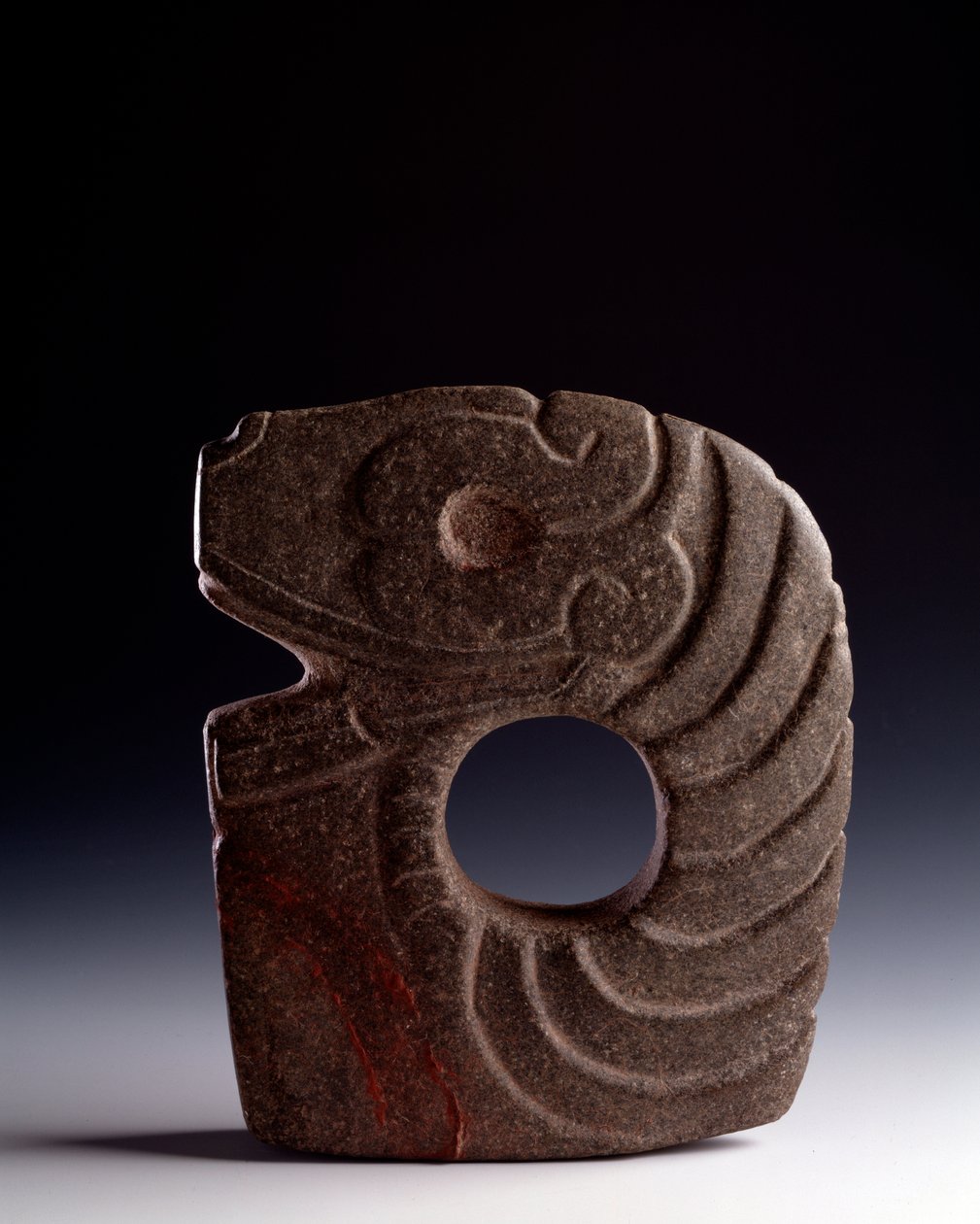 Arte pré-colombiana, civilização Maia, período clássico: machado zoomórfico em pedra esculpida representando uma cobra estilizada. da Bolívia, Escuintla, Guatemala. Dim. 25 x largura 21 cm Guatemala, Museo Nazionale di Archeologia e Etnologia - Arte Pré-Co de Mayan Mayan