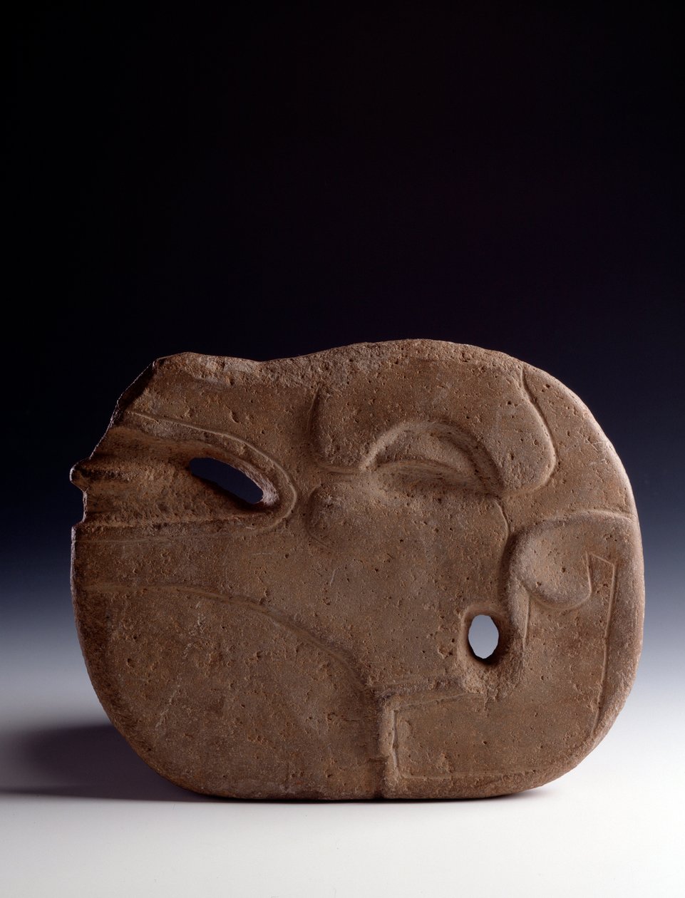Arte pré-colombiana, civilização Maia, período clássico: machado zoomórfico em pedra talhada representando a cabeça de um veado. Dim. 26,5 x largura 19,5 cm Guatemala, Museo Nazionale di Archeologia e Etnologia de Mayan Mayan