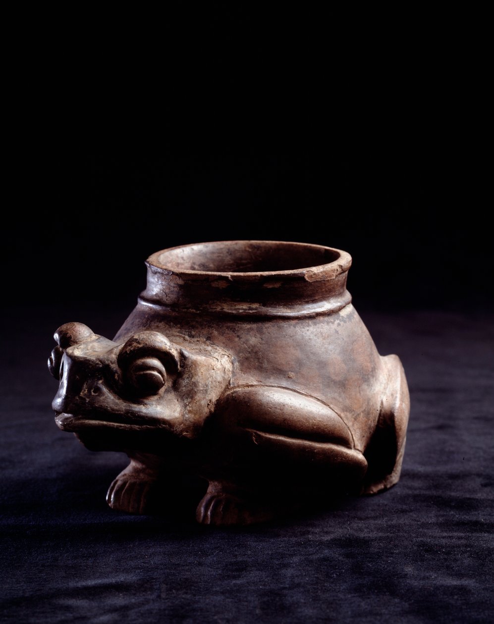Arte pré-colombiana, civilização Maia, período clássico final: vaso de barro zoomórfico em forma de sapo (ou tartaruga). De La Lagunita, Quiche, Guatemala Dim. h. 11 x diam. 8,5 cm Guatemala, Museo Nazionale di Archeologia e Etnologia - Arte Pré-Colombiana de Mayan Mayan
