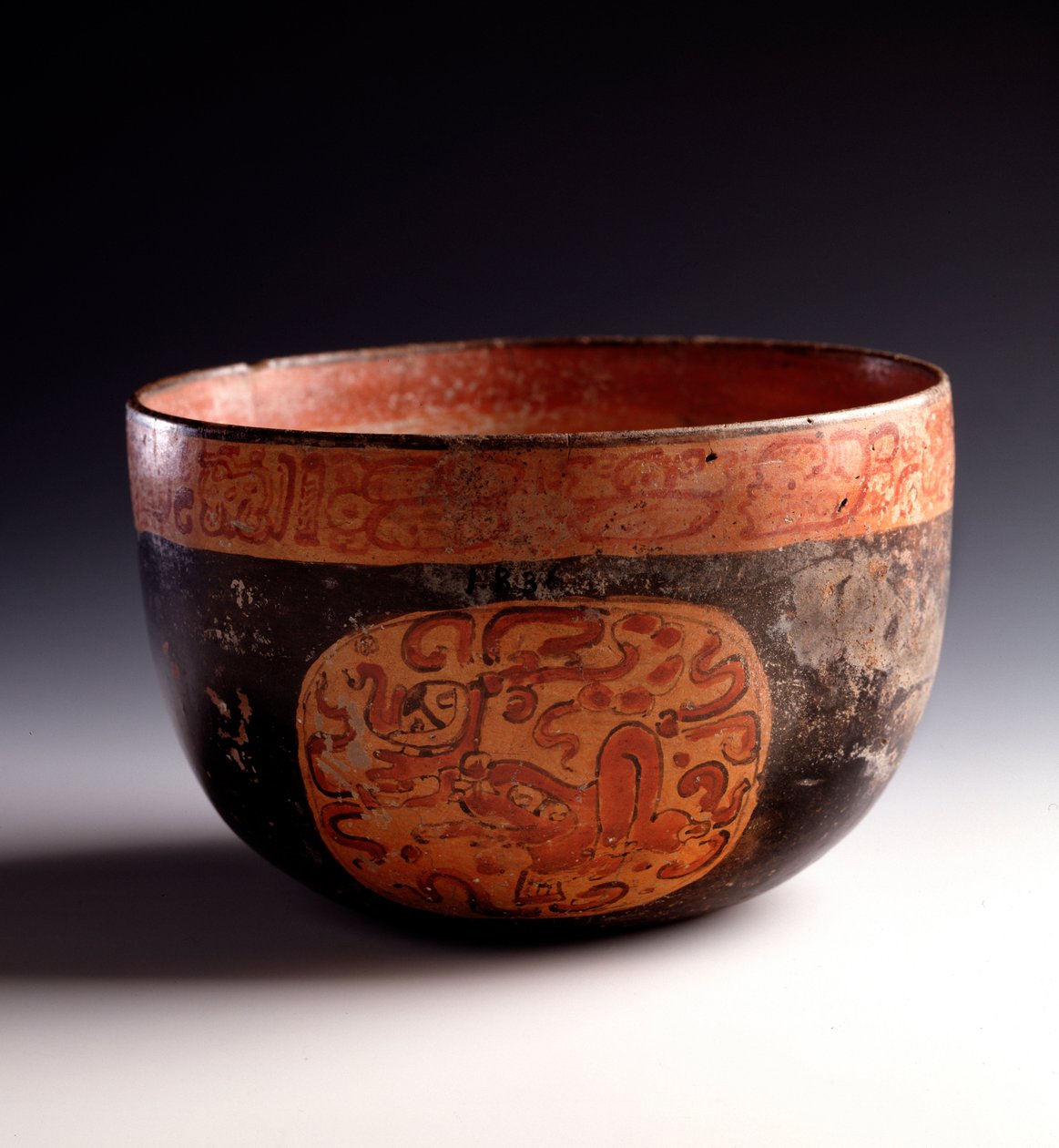 Arte Pré-colombiana, civilização Maia, período clássico tardio: corte de argila policromada decorada de glifos. De Uaxactun, Quiche, Guatemala Sun. h. 12,5 x diam. 18,5 cm Guatemala, Museo Nazionale di Archeologia e Etnologia - Arte Pré-Colombiana, Maya Ci de Mayan Mayan