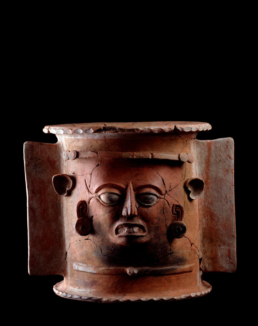 Arte pré-colombiana, civilização maia, período clássico tardio: urna funerária cilíndrica de decoração barrenta de rosto humano. De Quiche, Guatemala. Sol. h. 33,5 x diam. 33 cm Guatemala, Museo Nazionale di Archeologia e Etnologia - Arte Pré-Colombiana, M de Mayan Mayan