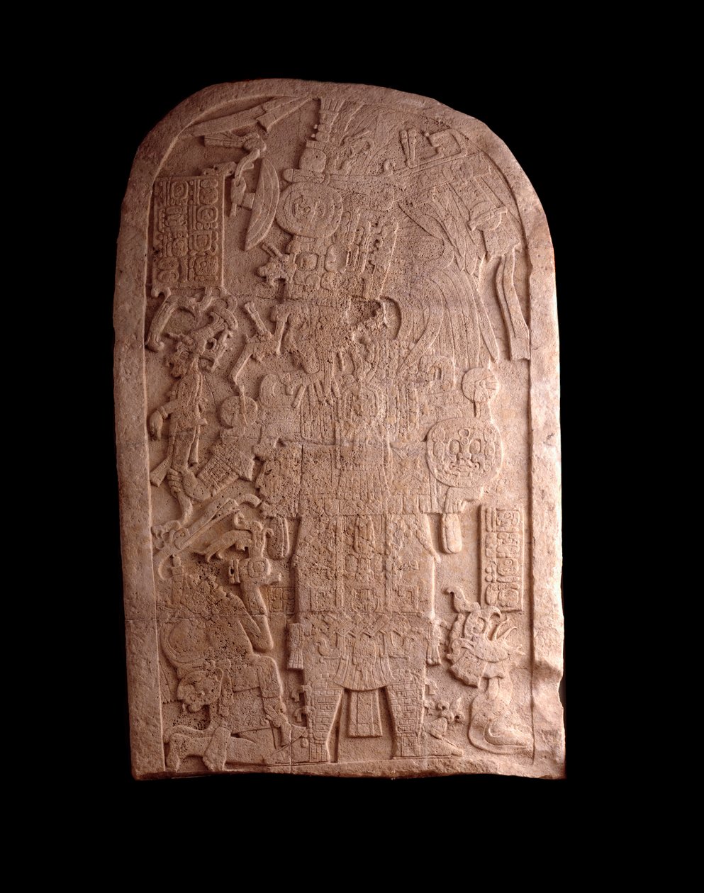 Arte pré-colombiana, civilização maia, período clássico tardio: estela de pedra de Machaquila, Peten, Guatemala. Guatemala, Museu Nacional de Arqueologia e Etnologia de Mayan Mayan