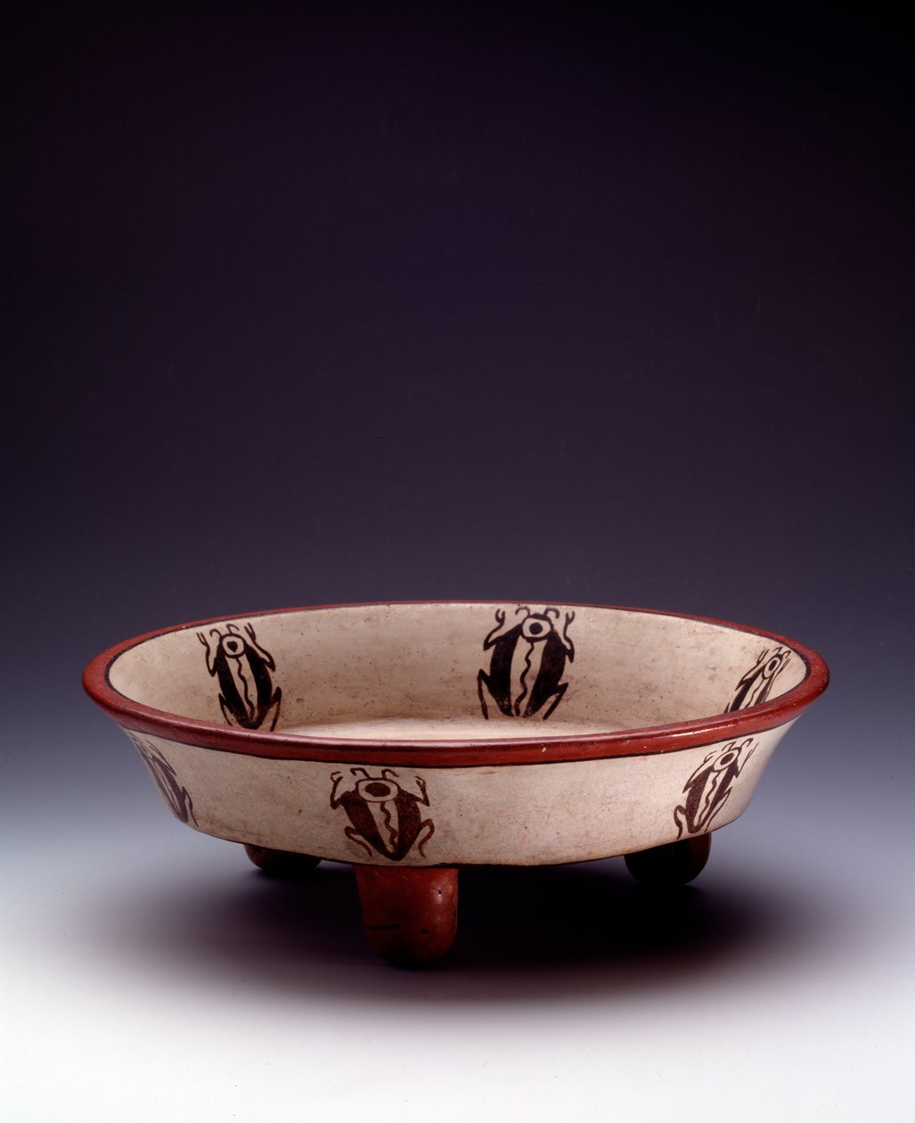Arte pré-colombiana, civilização Maia, período clássico tardio: prato de barro policromado de tripé decorado com coleópteros. De Peten, Guatemala. Sol. h. 8,7 x diam. 27,5 cm Guatemala, Museo Nazionale di Archeologia e Etnologia - Arte Pré-Colombiana, Maya de Mayan Mayan