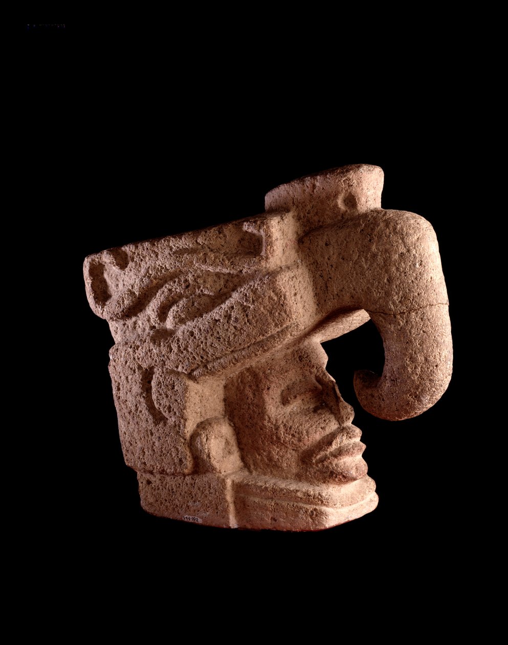 Arte pré-colombiana, civilização Maia, período pré-clássico: escultura de pedra representando a cabeça de um homem levantando-se da boca de um deus zoomórfico parecido com a ave celestial. Dim. 38 x largura. 46 cm Guatemala, Museo Nazionale di Archeologia  de Mayan Mayan