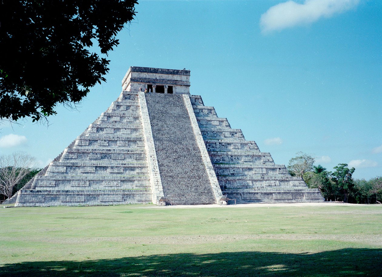 Civilização pré-colombiana: vista do site de Chichen Itza na região de Yucatan. Civilização Maia, período clássico e renascimento Maia, 750-1200 d.C. México de Mayan Mayan