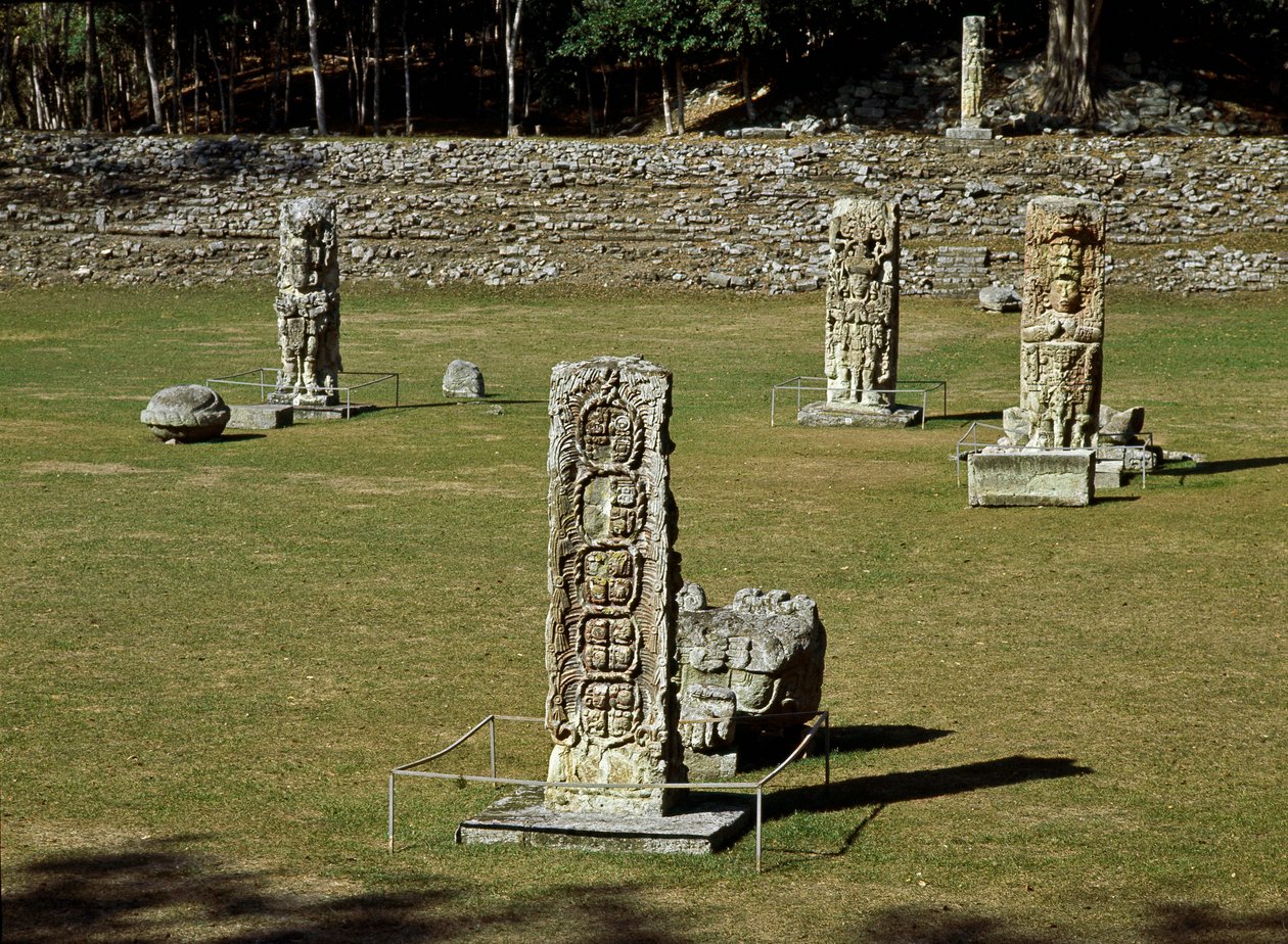 Vestígios da praça cerimonial do século IV-10 de Mayan Mayan