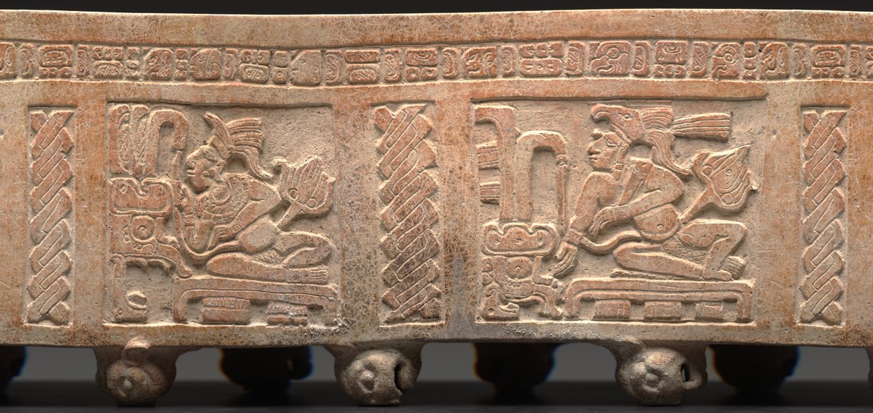 Cilindro tripé, esculpido: Senhor entronizado com texto glífico, 650-900 d.C. (cerâmica) de Mayan Mayan