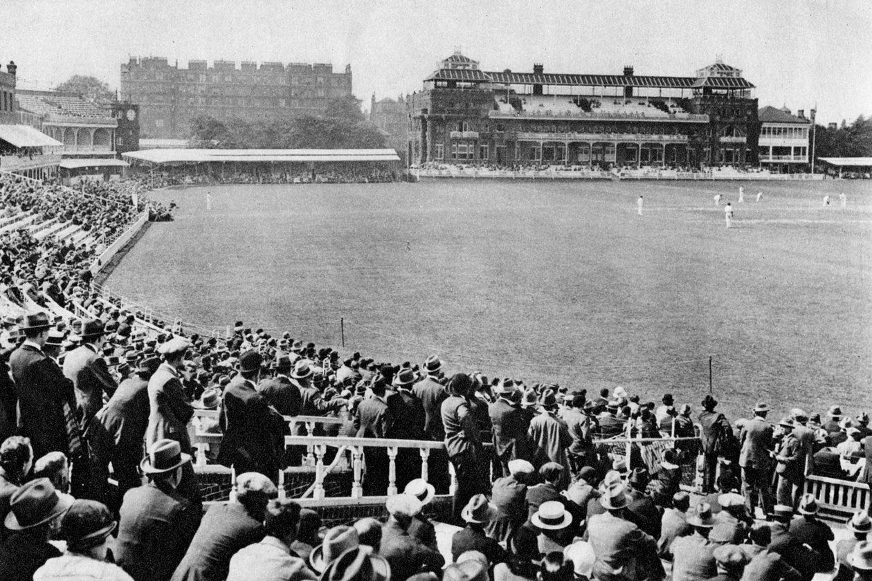 Uma partida de críquete, Lords cricket ground, Londres, 1926-1927. de McLeish