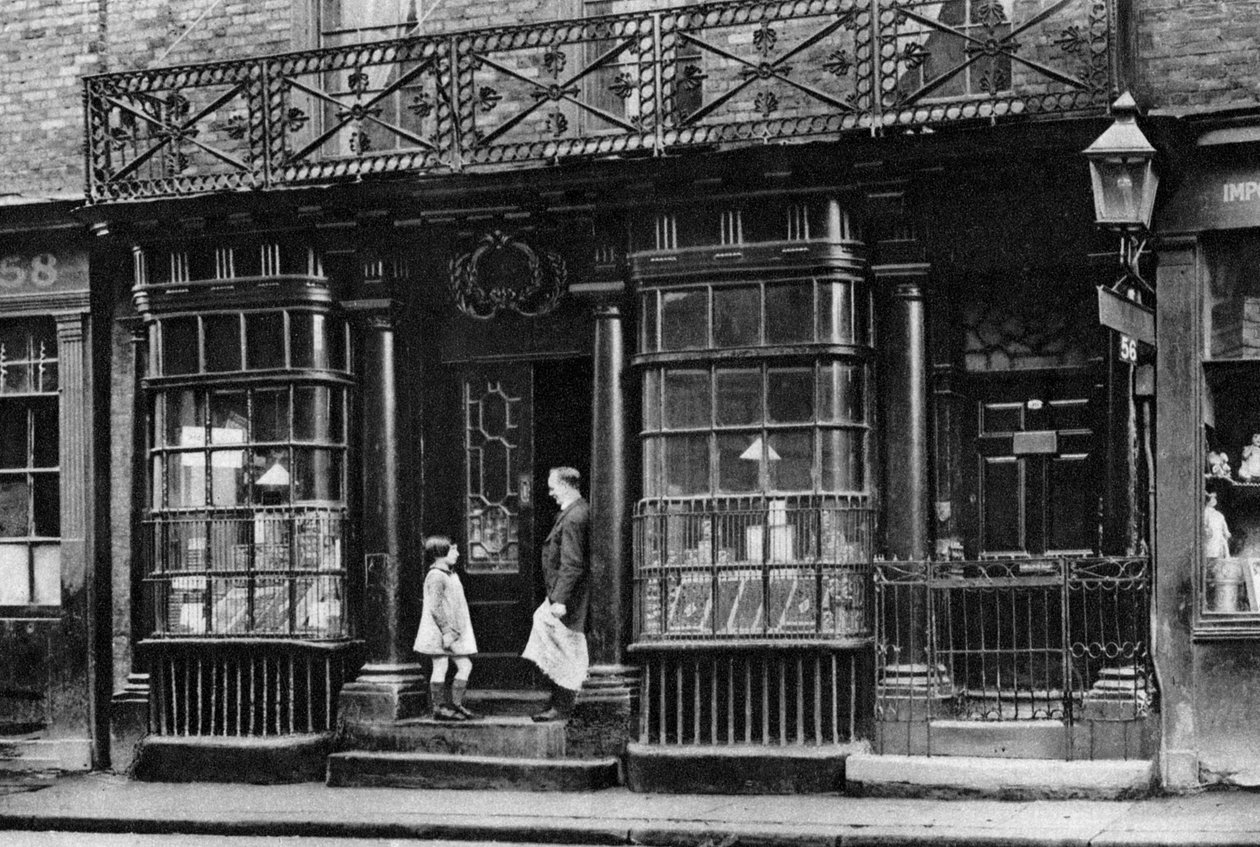 Uma frente de loja, Artillery Lane, perto de Bishopsgate, Londres, 1926-1927. de McLeish
