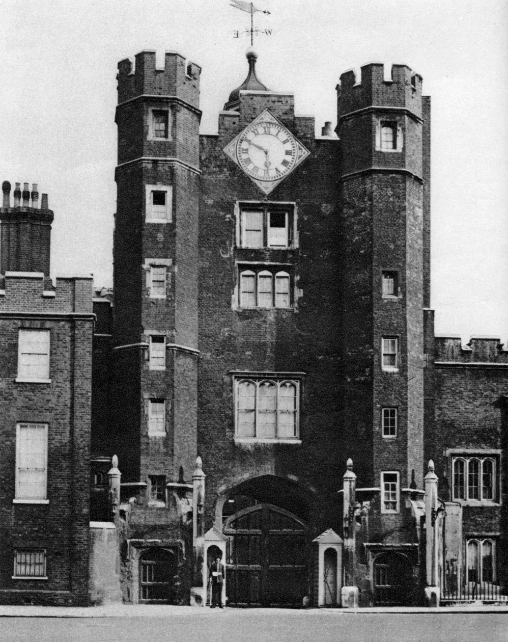 Portaria de tijolos para um pavilhão de caça real em St Jamess, Londres, 1926-1927. de McLeish