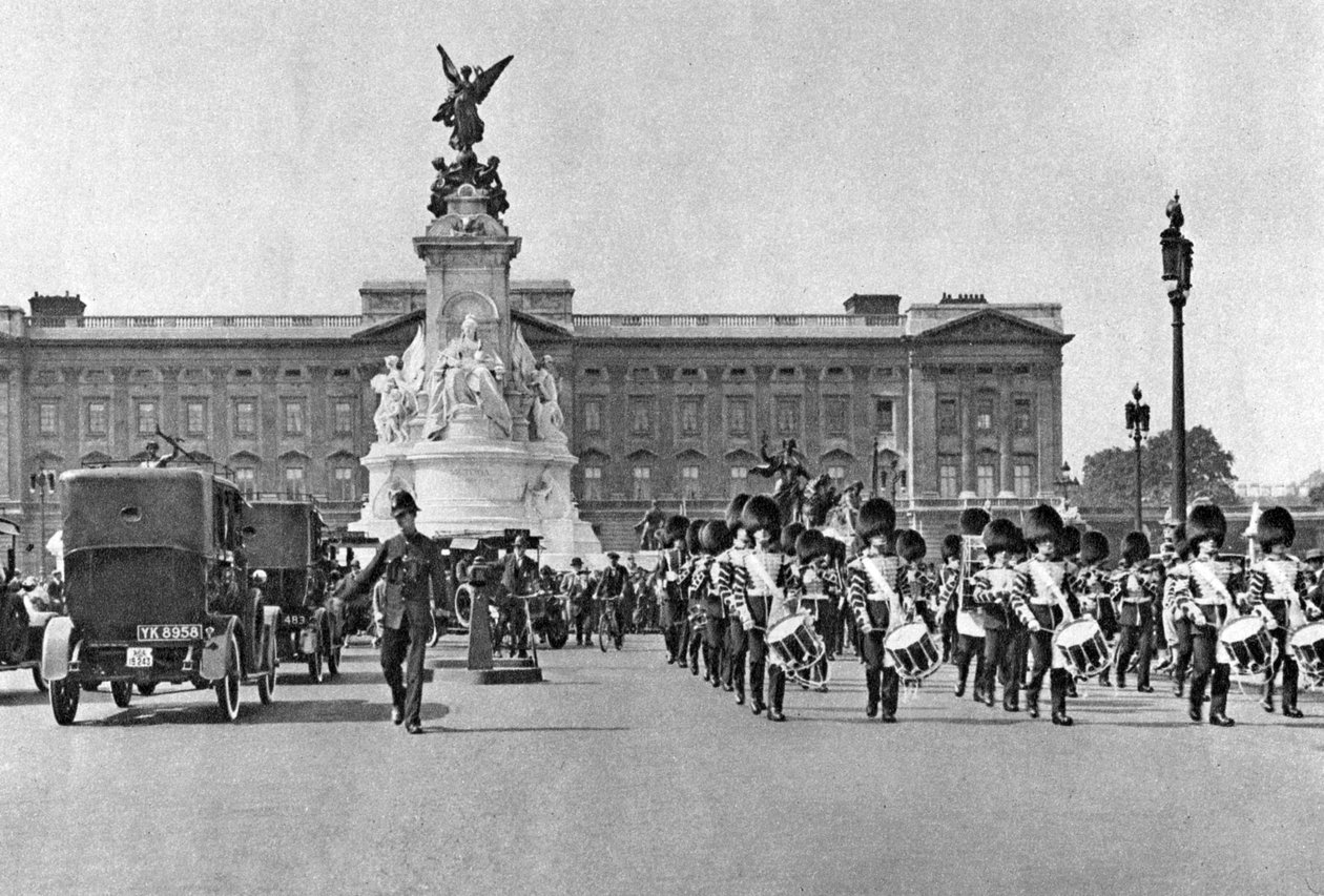 Troca da guarda, Palácio de Buckingham, Londres, 1926-1927 de McLeish