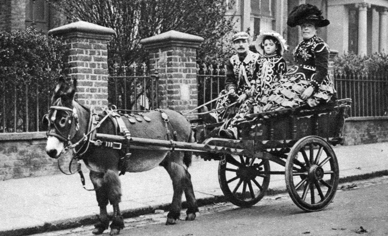 Família perolada em seu moke desenhado por burro, Londres, 1926-1927 de McLeish