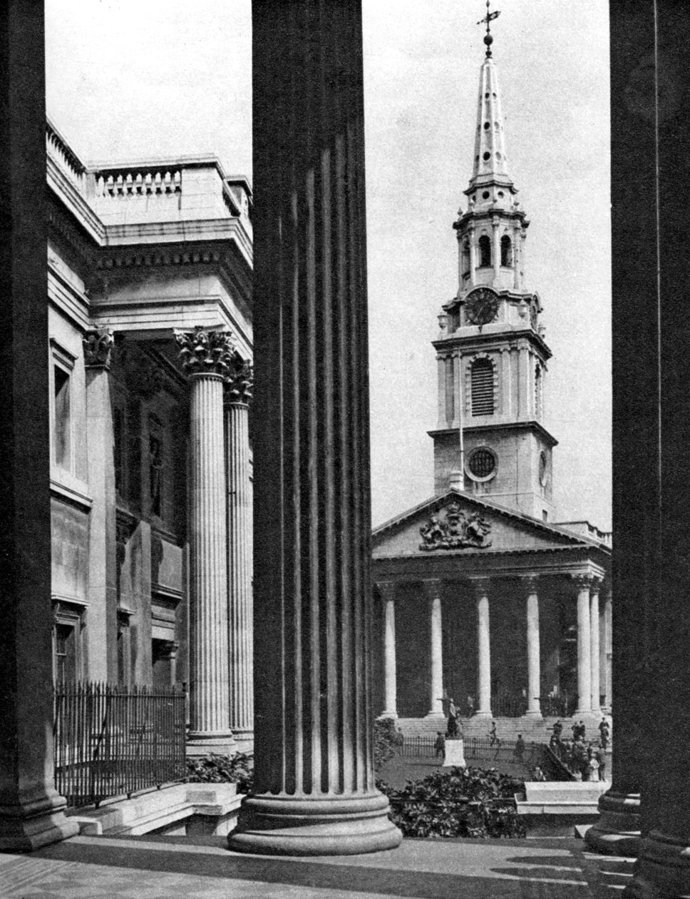 St Martin-in-the-Fields visto entre as colunas da Galeria Nacional, Londres, 1926-1927. de McLeish
