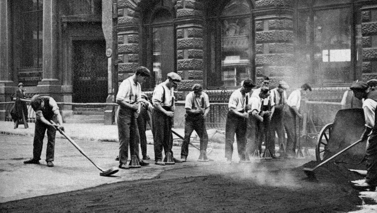 Trabalhadores colocando alcatrão e asfalto em Cornhill, Londres, 1926-1927 de McLeish