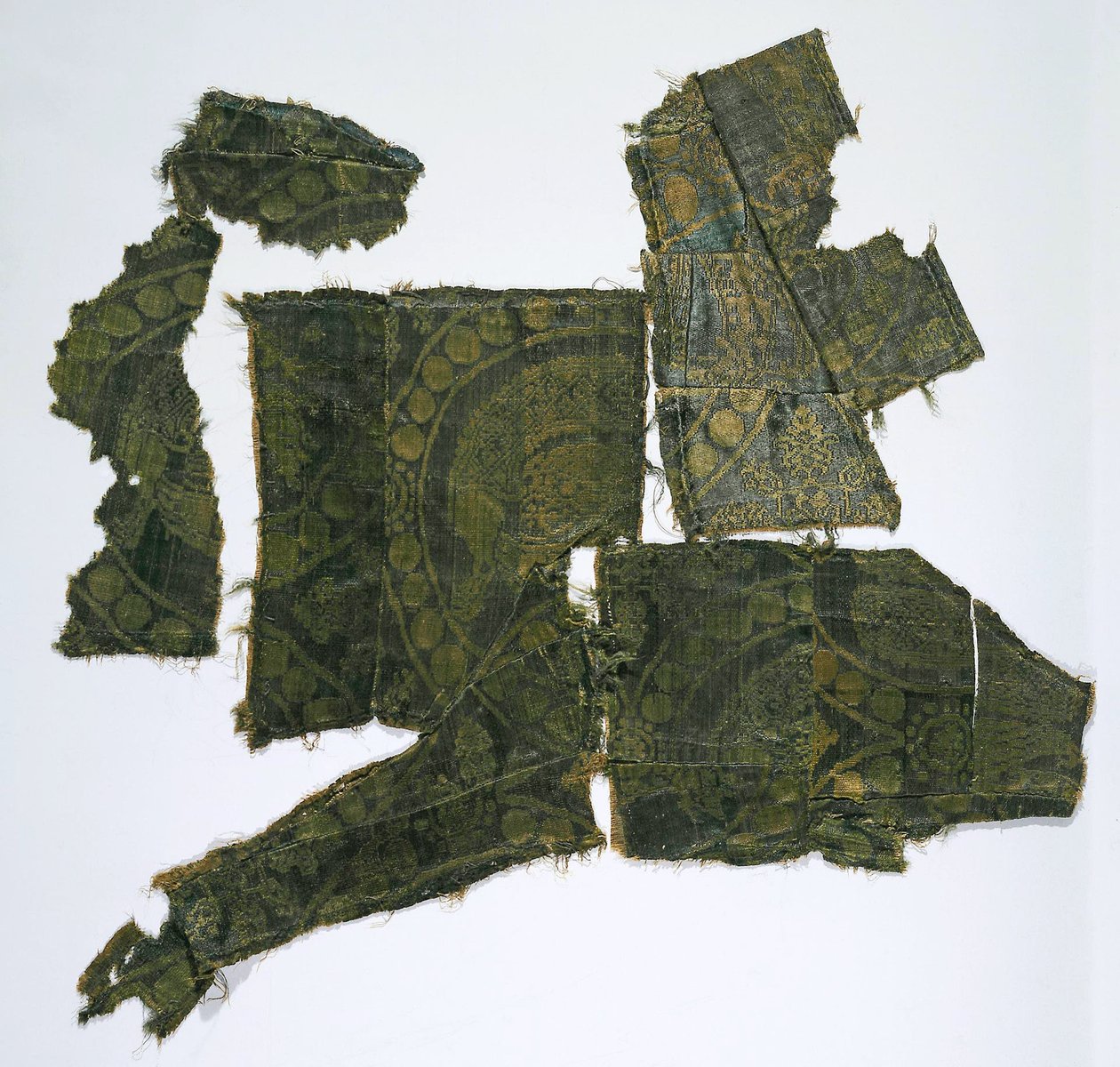 Fragmentos de um Caftan Revestido com Tecido de Seda com Padrão Senmurv. Enterro M de Moshchevaya Balka de Medieval Culture of the North Caucasian