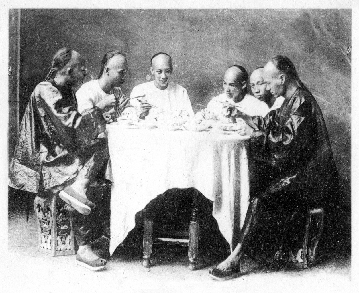 Hora do jantar, Hong Kong, China, c1900s. de Mee Cheung