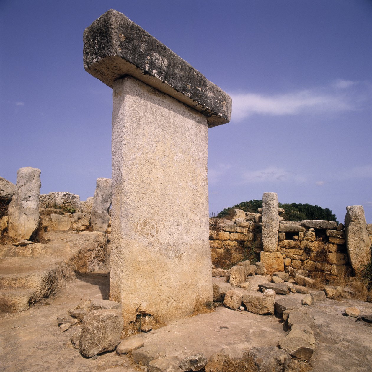 Taula no sítio arqueológico, Menorca, Espanha de Megalithic Megalithic