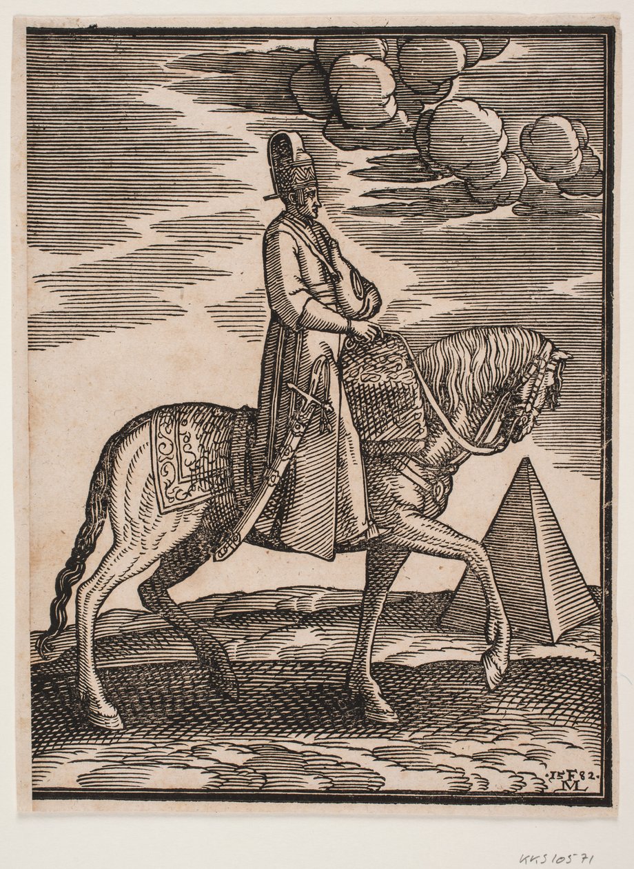 Cavaleiro com cantil no pescoço, perfil para a direita; uma espada à sua direita e bagagem à sua frente, pendurada na sela; à direita, ao fundo, uma pirâmide de Melchior Lorck