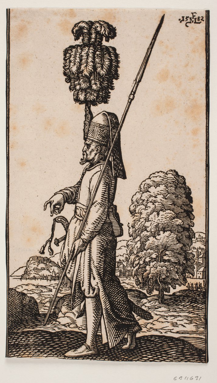 Soldado portando uma lança e uma espada, visto de perfil à esquerda, parado em uma paisagem litorânea; atrás dele, uma grande árvore; seu cocar é ornamentado com uma pluma colossal de Melchior Lorck