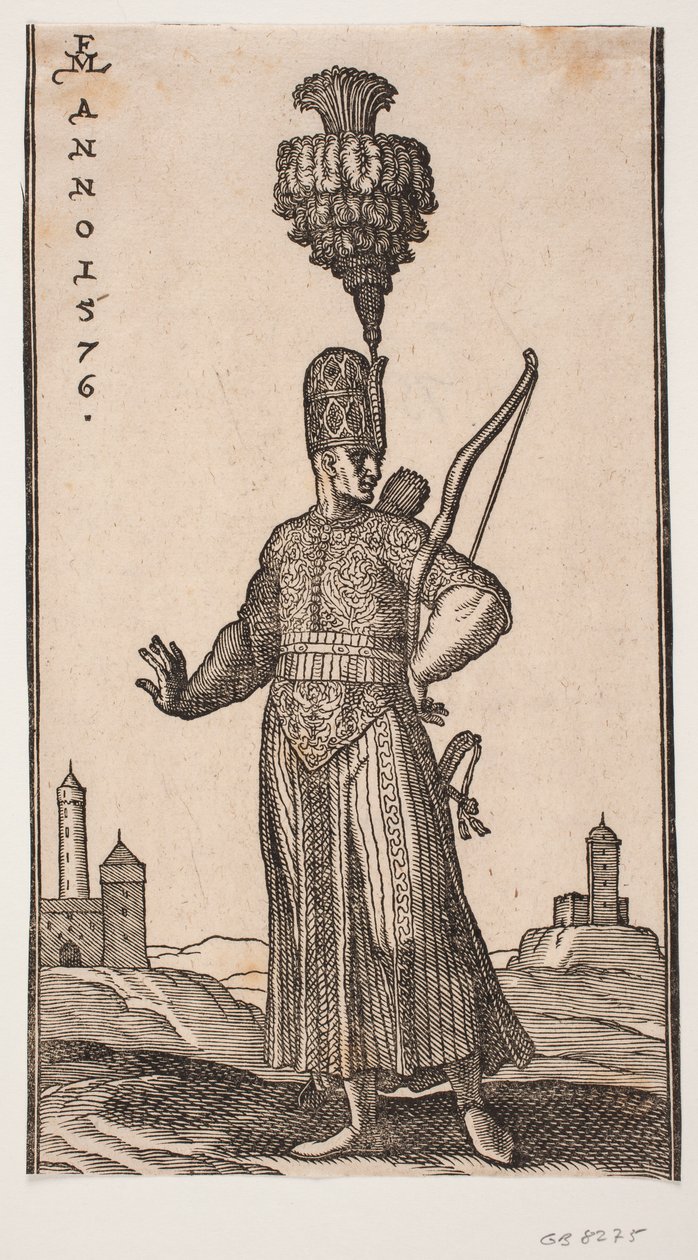 Soldado em pé, vista frontal, cabeça virada para h.; ele carrega arco sobre o braço esquerdo, aljava nas costas e espada no lado esquerdo; ele estende o braço direito para trás de forma coquete; na volta ou seja e t.v. dois edifícios semelhantes a fortalez de Melchior Lorck