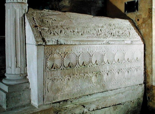 O cenotáfio da abadessa Theodechilde na cripta funerária de Merovingian