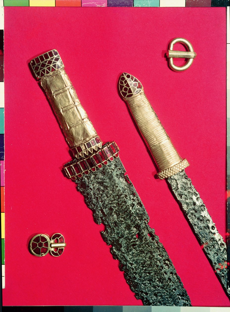 Duas espadas com punhos decorados e duas fivelas de cinto, do Tesouro Pouan (ouro, ferro e granada) de Merovingian