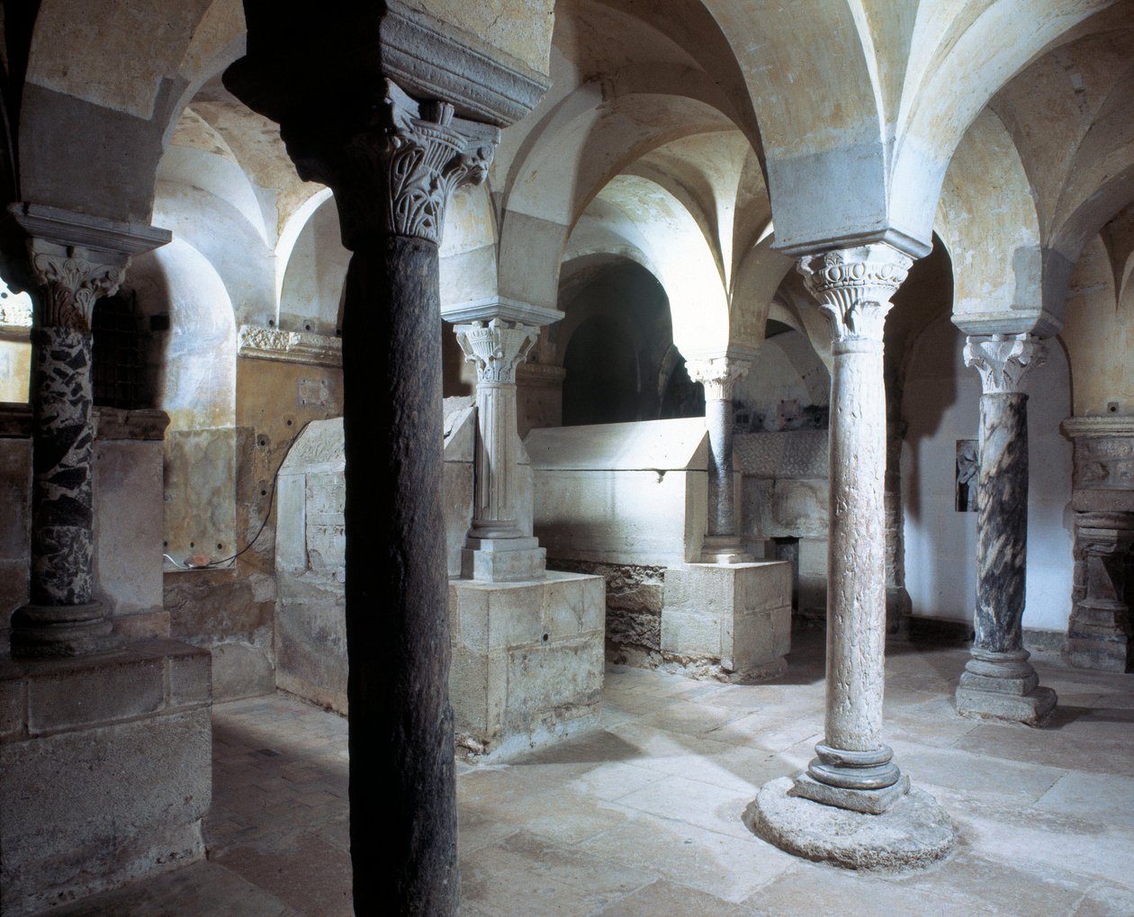 Merovingian Art: vista da cripta da Abadia de Jouarre. Século VII d.C. Sena e marga de Merovingian