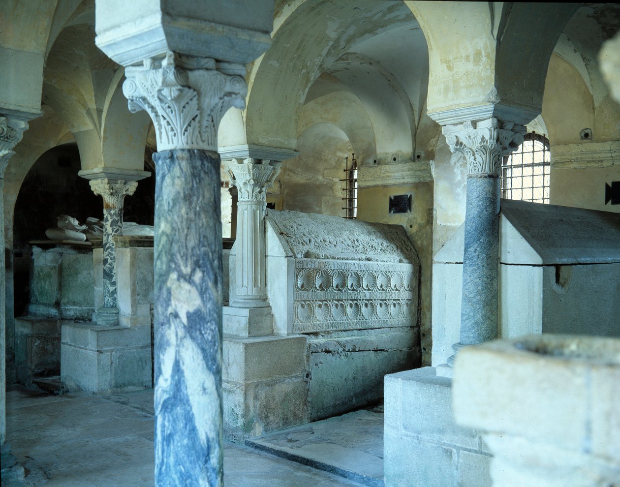 Merovingian Art: vista da cripta da Abadia de Jouarre. Século VII d.C. Sena e marga de Merovingian