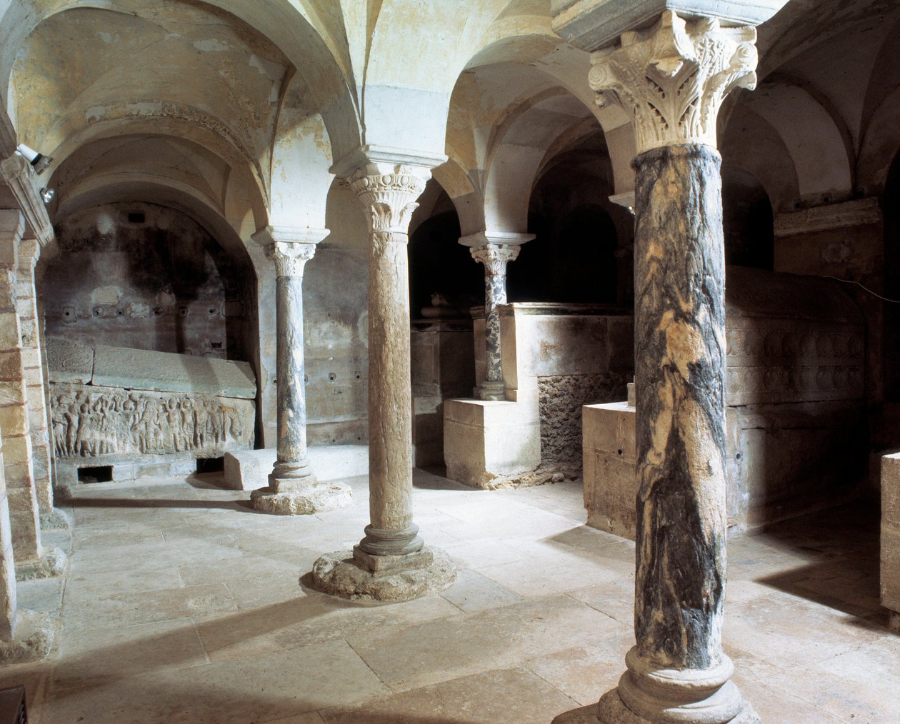 Merovingian Art: vista da cripta da Abadia de Jouarre. Século VII d.C. Sena e Marne de Merovingian