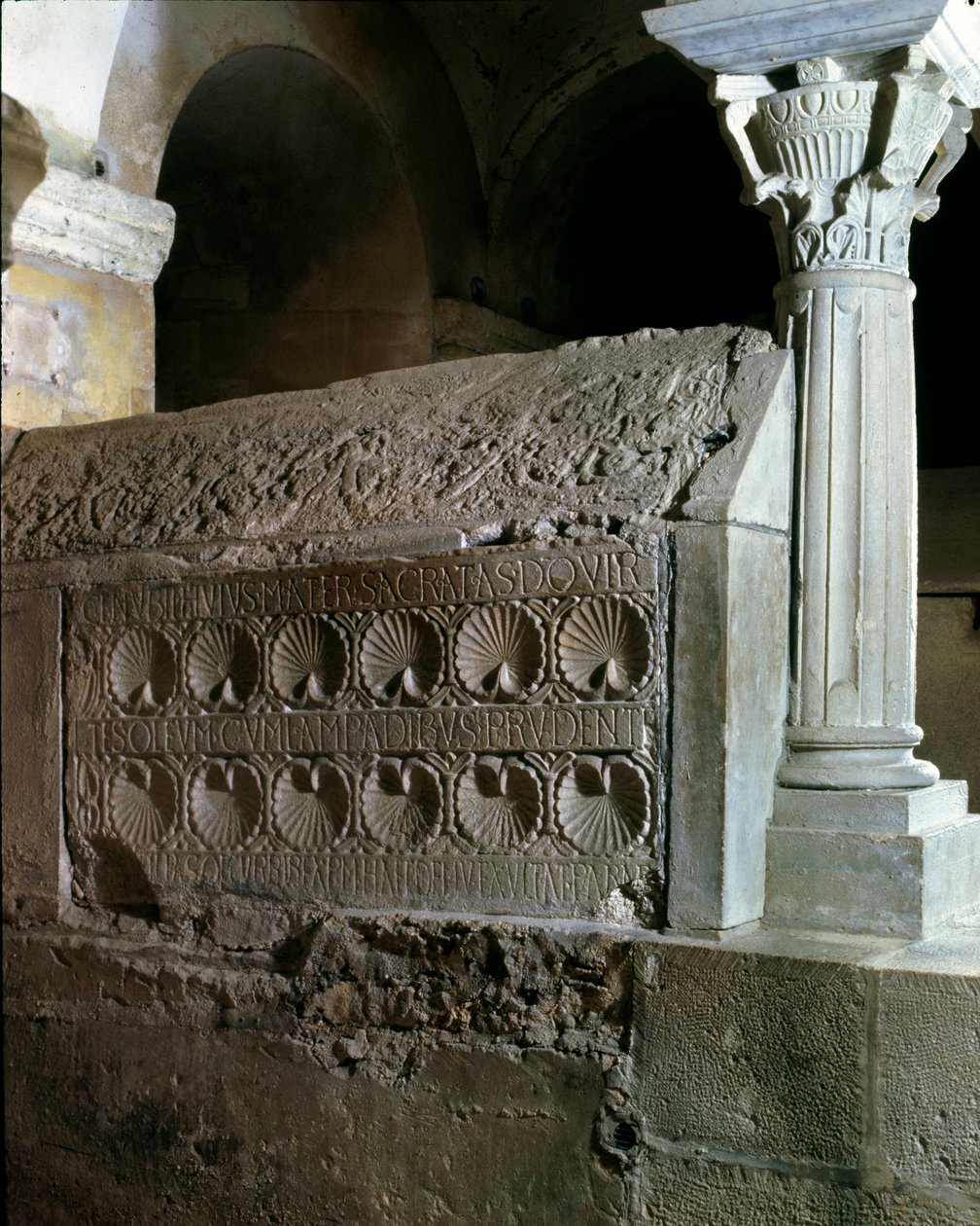 Merovingian art: cenotaph da abadessa Theodechilde (ou Telchide) (falecido em 662 d.C.). Monumento funerário de pedra. Abadia de Jouarre (Sena e Marne) de Merovingian