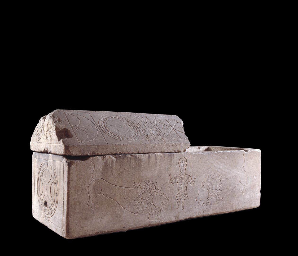 Arte merovíngia: sarcófago de Charenton em Cher decora cenas do martírio de Daniel na cova dos leões. Século VII. Bourges, Museu da Baga de Merovingian