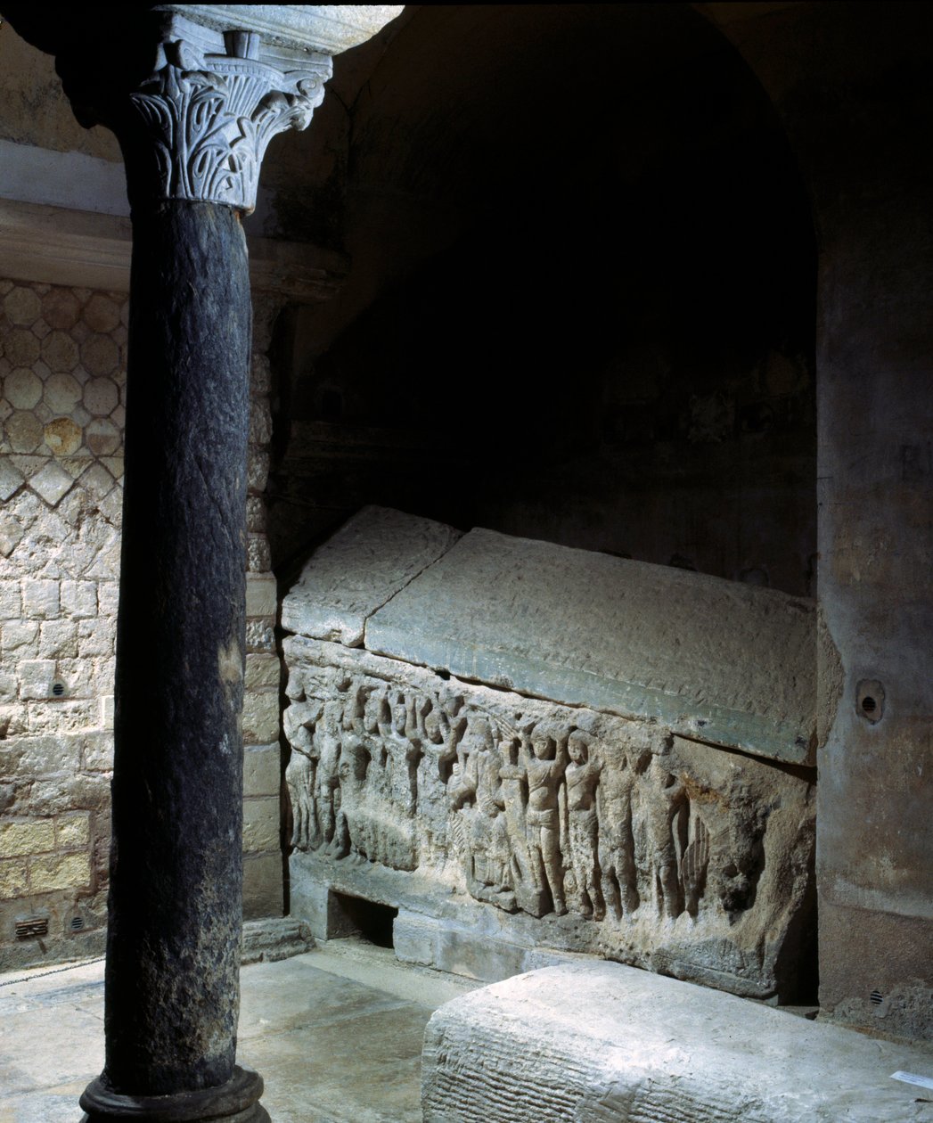 Arte merovingiana: túmulo de Agilbert (século VII), eveque de Paris. Monumento funerário de pedra. Abadia de Jouarre (Sena e Marne). de Merovingian