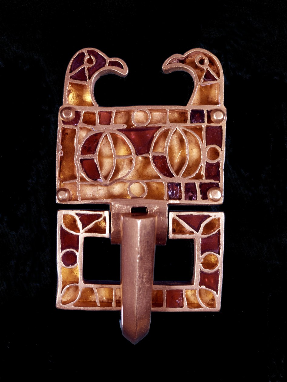 Jóia decorada com cabeças de pássaros (França) do século VI. Musée de Saint-Germain en Laye de Merovingian Merovingian