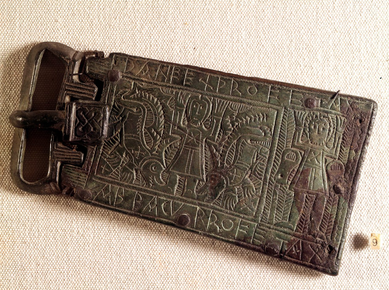 Arte merovingiana: Fivela de cinto de bronze do reino da Borgonha (povo bárbaro) representando Daniel no poço do leão. 550-626. De Franche-Comte. Museu Nacional de Arqueologia, Saint Germain en Laye. de Merovingian Merovingian