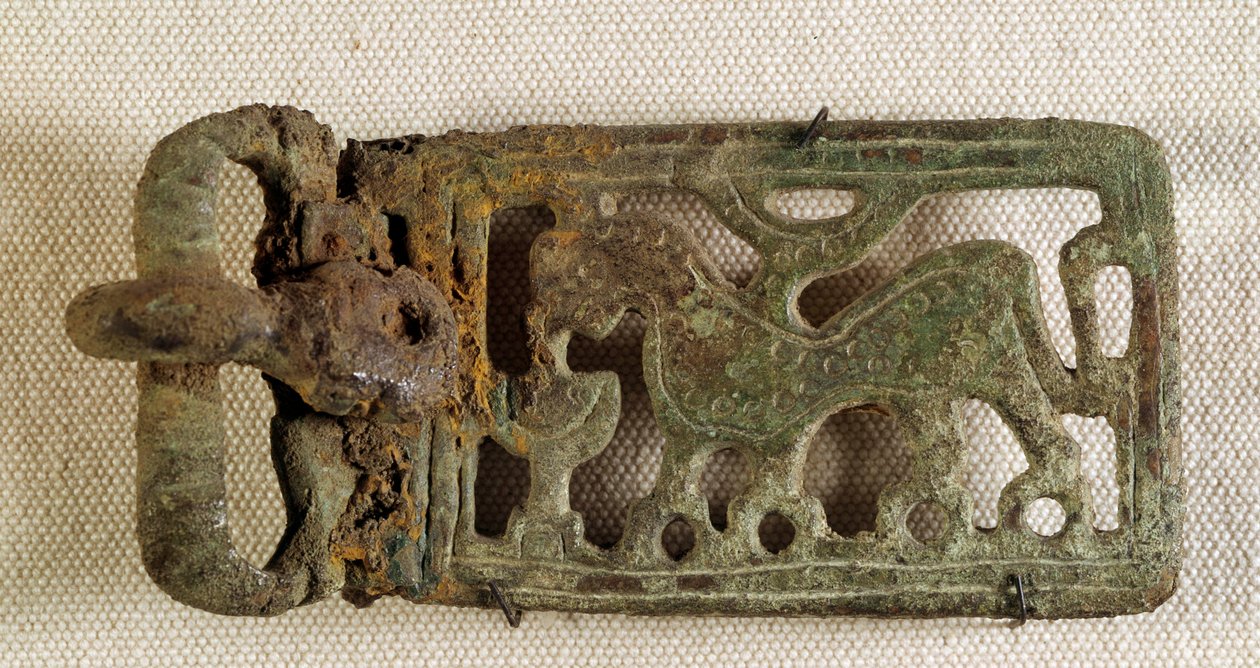 Merovingian art: fivela de cinto representando um animal fantástico. Gaulês do século VI. Museu Nacional de Arqueologia de Saint Germain en Laye de Merovingian Merovingian