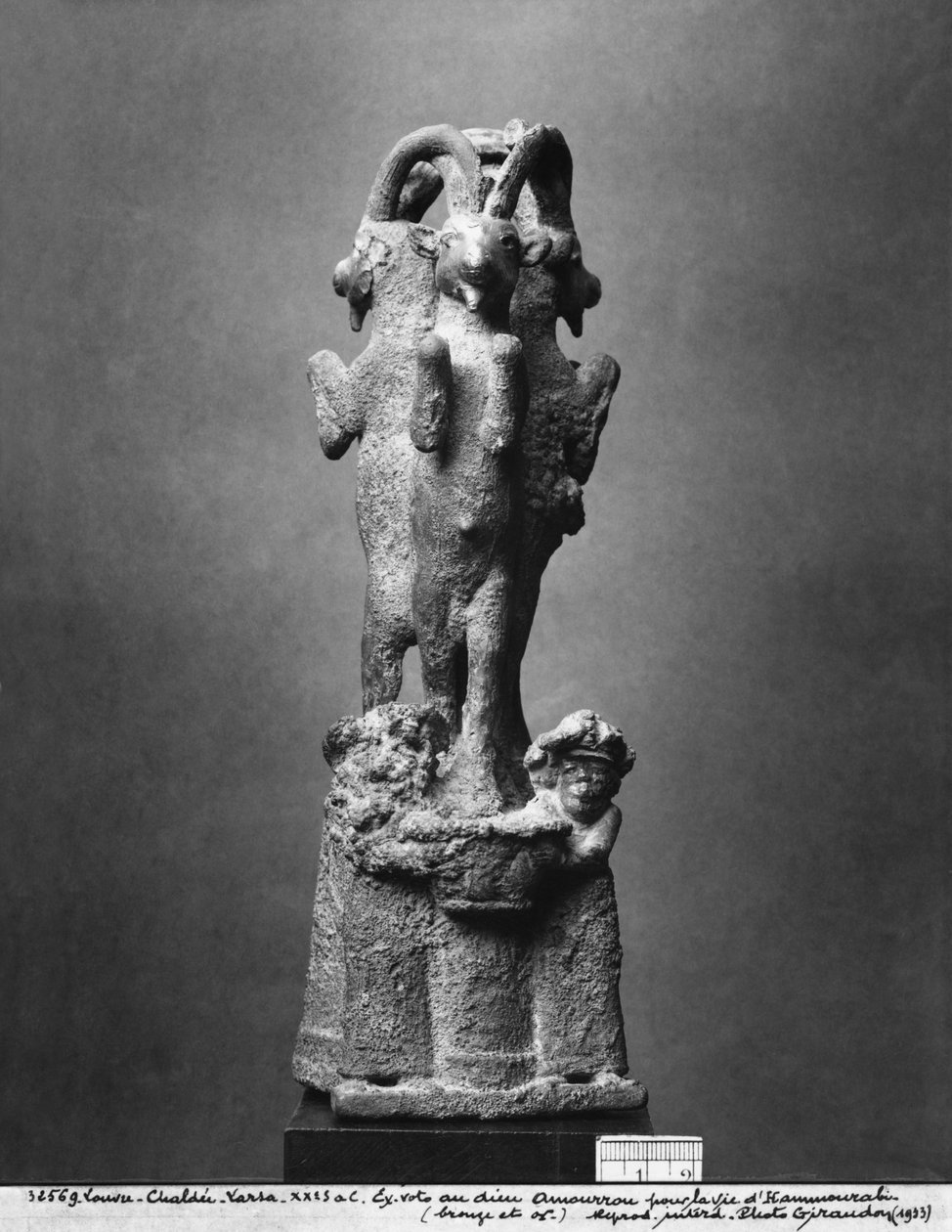 Suporte de chá composto por três íbex, vista frontal, c.1750 aC (bronze e ouro) (ver também 286954) de Mesopotamian