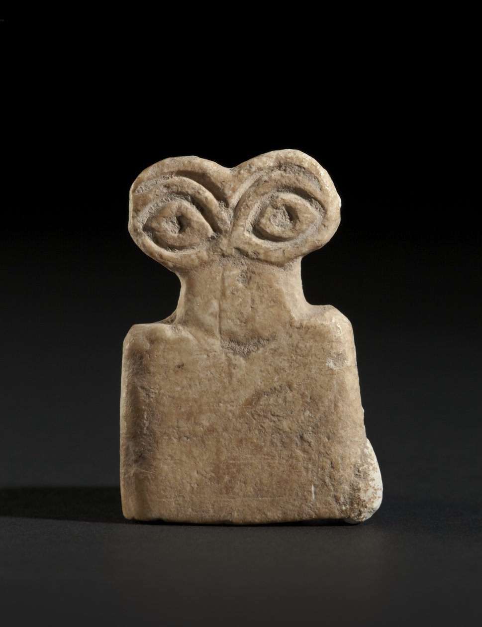 Amuleto do ídolo do olho, c.3500 aC (gesso) de Mesopotamian